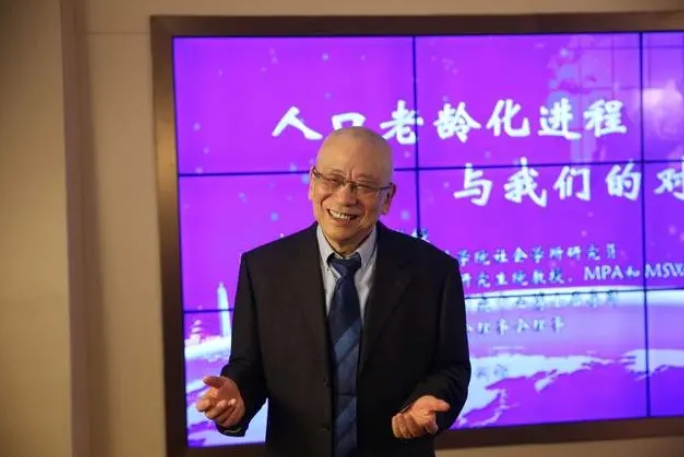 如何为失能老人提供更好的照护服务？对话长期照护保障学者唐钧